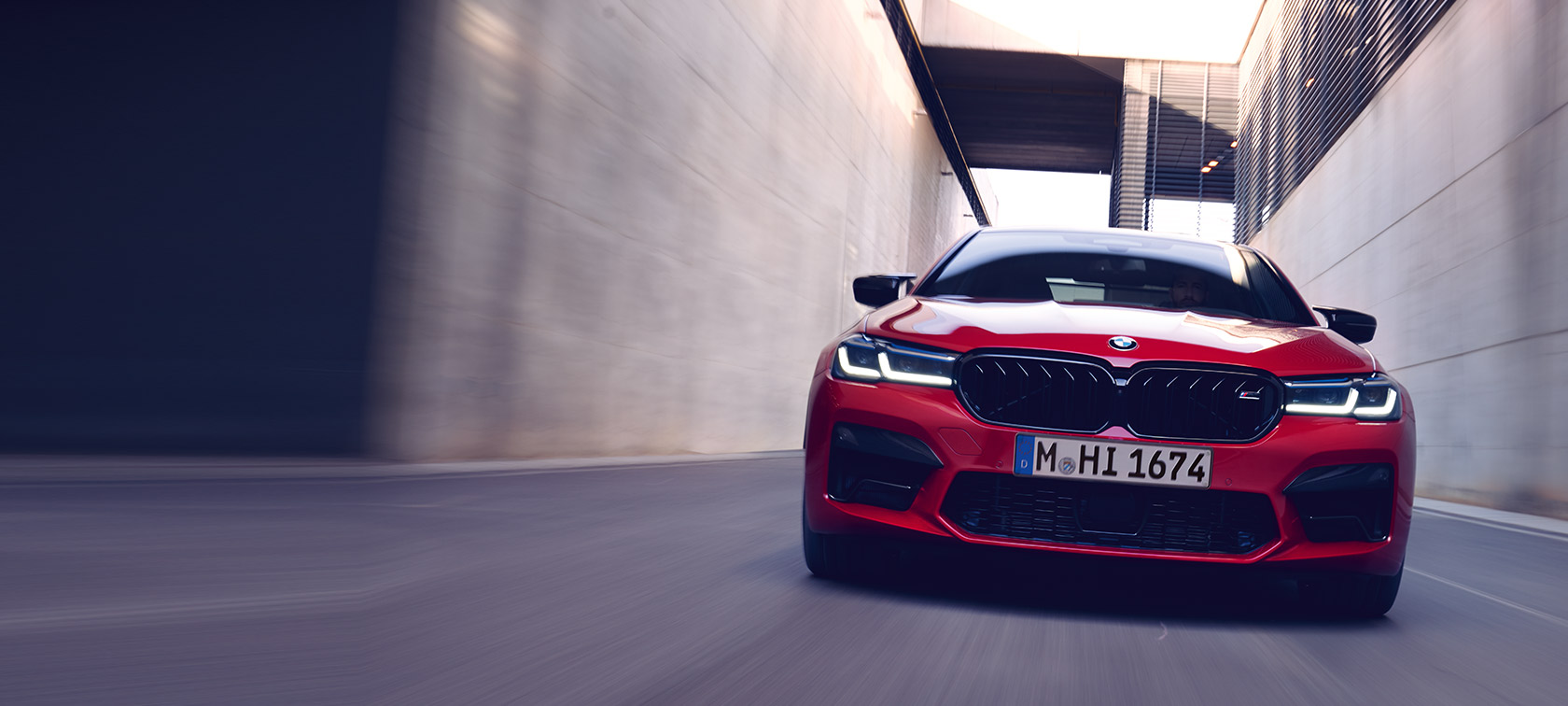 BMW M5 Competition, F90 LCI, Facelift 2020, egy mozgó, BMW Individual Imola vörös fényezésű autó