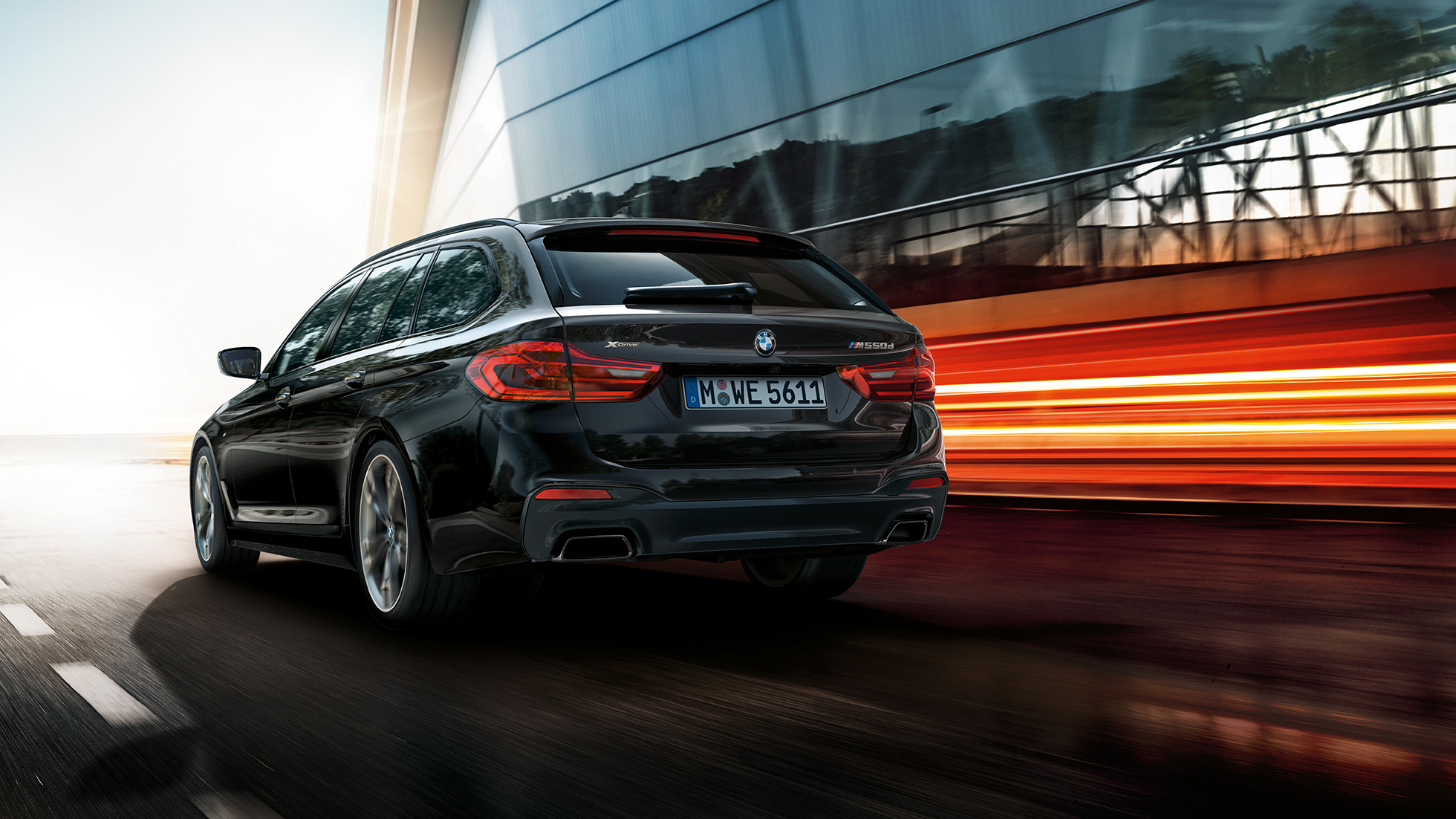 Rézsútos hátulnézet, BMW M550d xDrive Touring BMW M550d xDrive Touring, G31, Azurit fekete metál, rézsútos hátulnézet