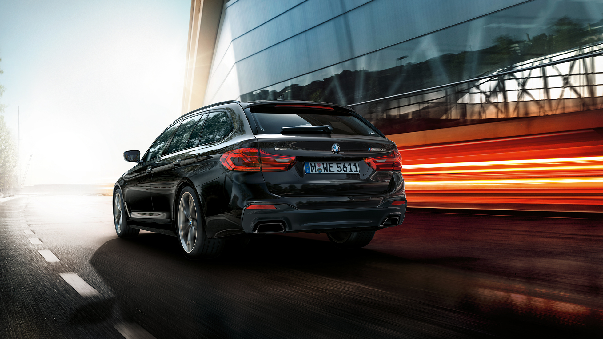 Külső dizájn, BMW M550d xDrive Touring Külső dizájn, BMW M550d xDrive Touring, G31, Azurit fekete metál, rézsútos hátulnézet, BMW M550d xDrive Touring, főbb jellemzők