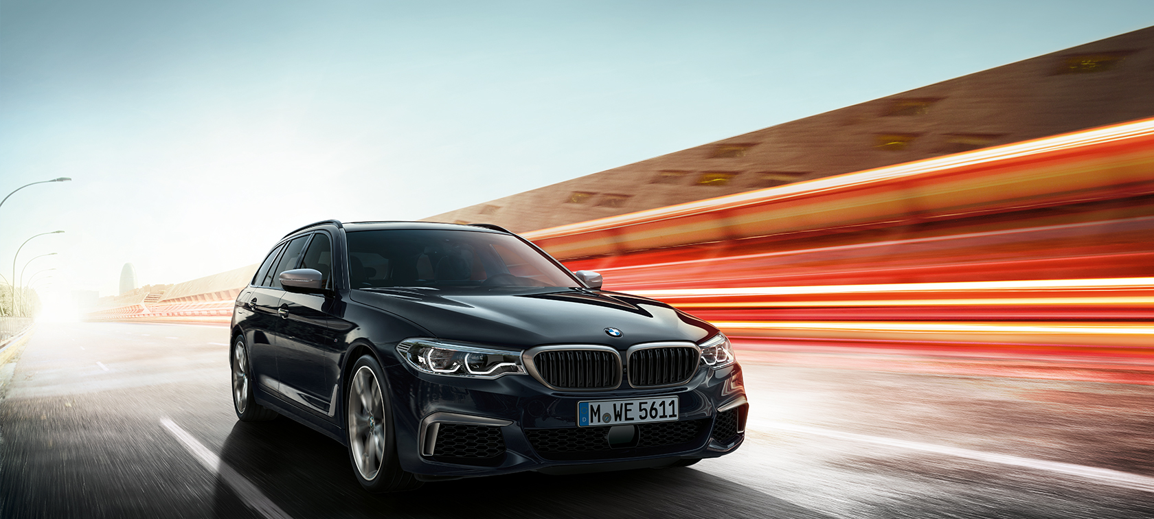 BMW M550d xDrive Touring, rézsútos elölnézet BMW M550d xDrive Touring, új, G31, Azurit fekete metál, rézsútos elölnézet
