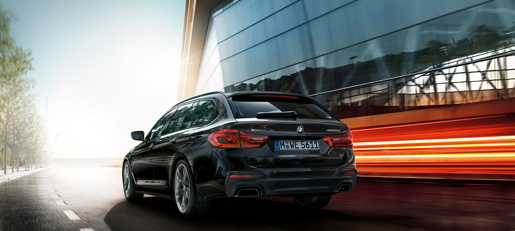Rézsútos hátulnézet, BMW M550d xDrive Touring BMW M550d xDrive Touring, G31, Azurit fekete metál, rézsútos hátulnézet, BMW M550d xDrive Touring
