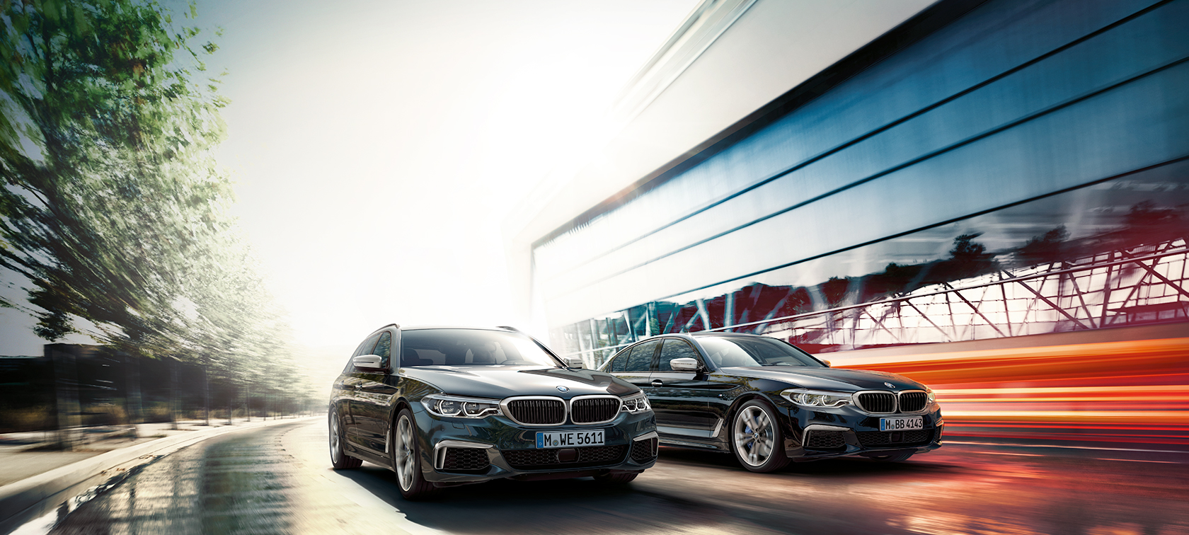 BMW M550d xDrive Touring, Azurit kékesfekete metál BMW M550d xDrive Touring, G31, Azurit kékesfekete metál, rézsútos oldalnézet