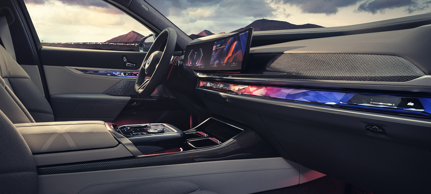 Belső tér, BMW M760e xDrive Limousine, G70 Belső tér, BMW M760e xDrive Limousine, G70, a műszerfal az első utasülésről nézve