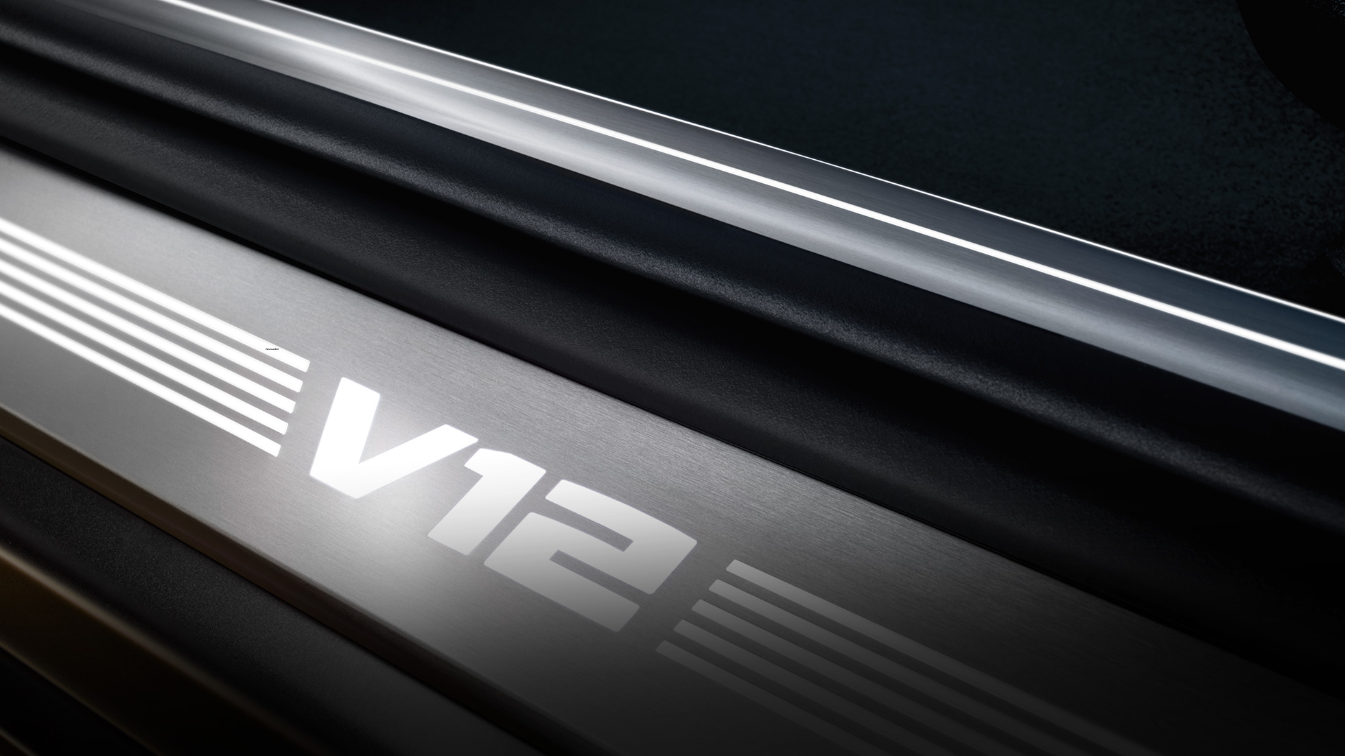 BMW ajtóküszöb-borítás „V12” felirattal BMW M760Li xDrive Limousine, BMW M760Li belső tér