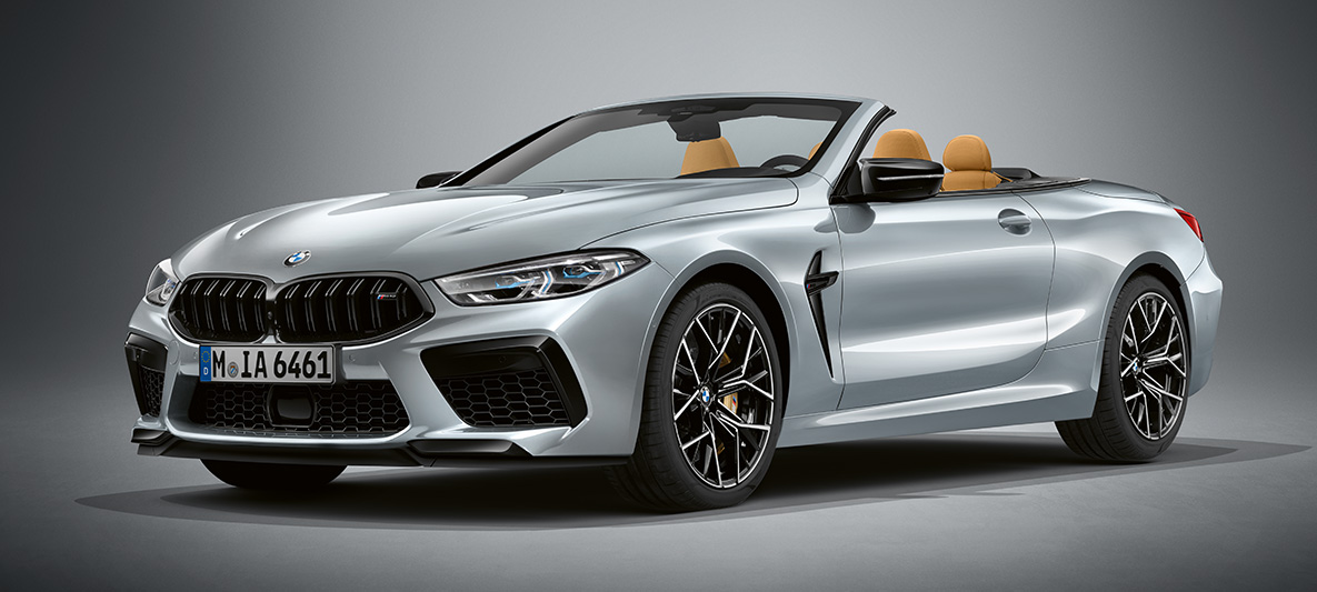 BMW Individual M8 Cabrio BMW Individual Pure metal ezüst metálfényezéssel. Egy BMW Individual Pure metal ezüst metálfényezésű BMW Individual M8 Cabrio háromnegyedes elölnézetből.