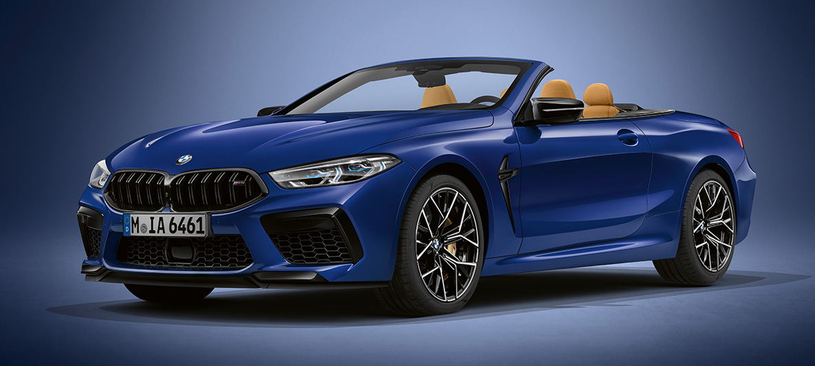 BMW Individual M8 Cabrio BMW Individual Tanzanit kék metálfényezéssel. Egy BMW Individual Tanzanit kék metálfényezésű BMW Individual M8 Cabrio háromnegyedes elölnézetből.