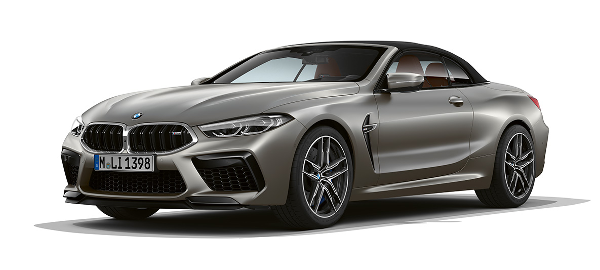 BMW M8 Cabrio, háromnegyedes elölnézet. Egy Frozen sötét ezüst fényezésű BMW M8 Cabrio háromnegyedes elölnézetből.