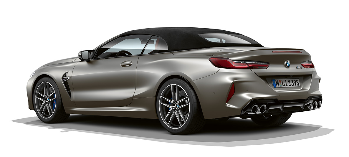 BMW M8 Cabrio, háromnegyedes hátulnézet. Egy Frozen sötét ezüst fényezésű BMW M8 Cabrio háromnegyedes hátulnézetből.
