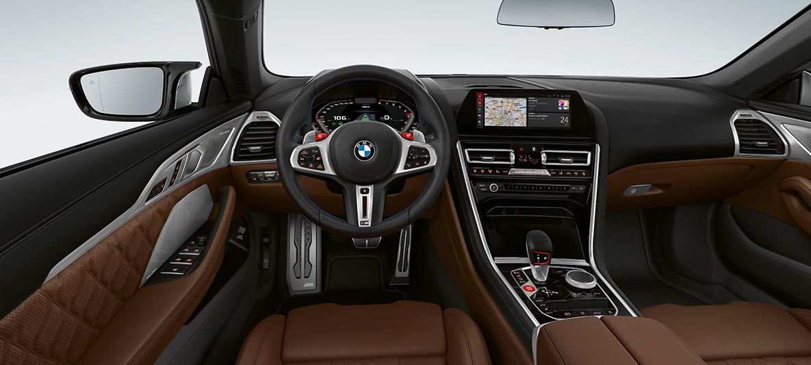 BMW M8 Cabrio, műszerfal. BMW M8 Cabrio, a műszerfal a vörös M1/M2 gombokkal ellátott M bőrkormánnyal.