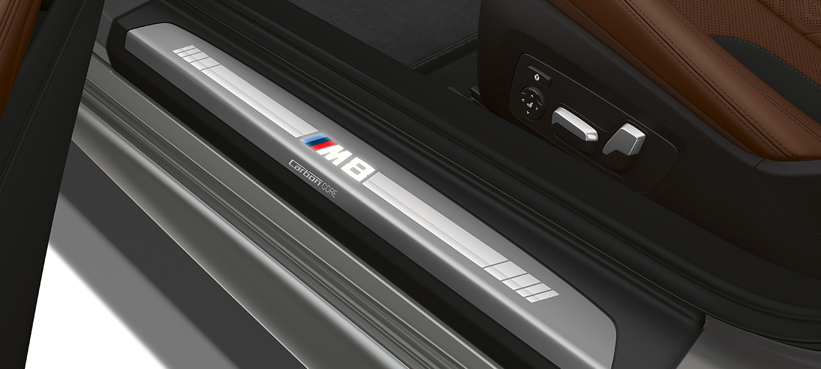 Ajtóküszöb-borítás „M8” felirattal. A BMW M8 Cabrio „M8” felirattal ellátott ajtóküszöb-borítása.