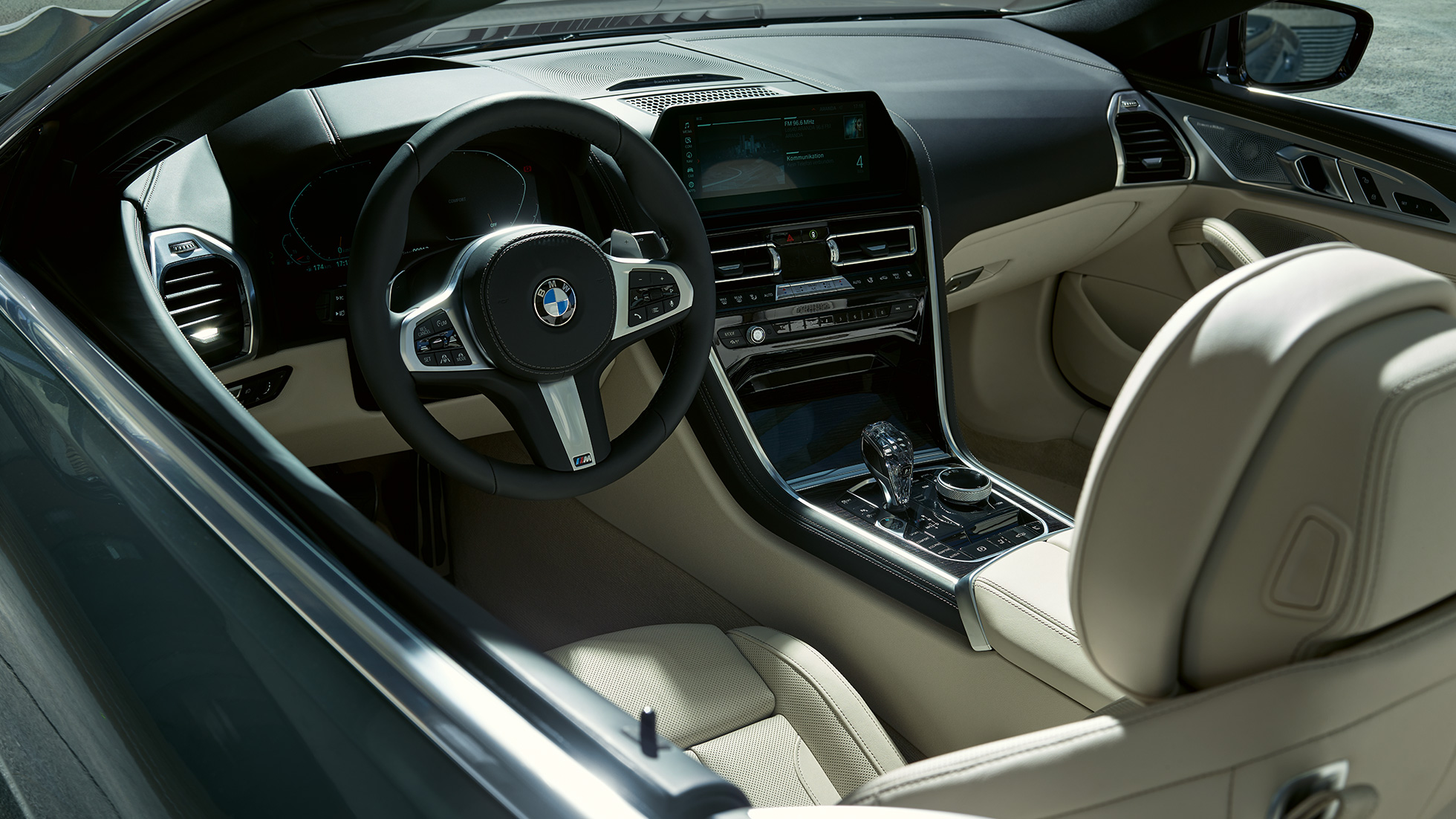 BMW M850i xDrive Cabrio, műszerfal. Egy nyitott vászontetős, Dravit szürke metálfényezésű BMW M850i xDrive Cabrio műszerfala az M bőrkormánnyal.