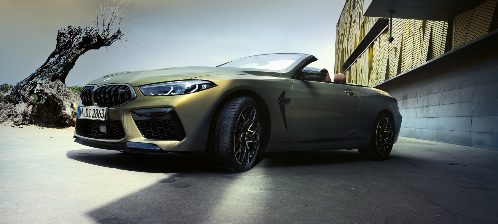Rézsútos elölnézet, BMW M8 Competition Cabrio, F91 LCI, 2022 BMW M8 Competition Cabrio, F91 LCI, Facelift 2022, BMW Individual Bronz metál, alsó rézsútos elölnézet