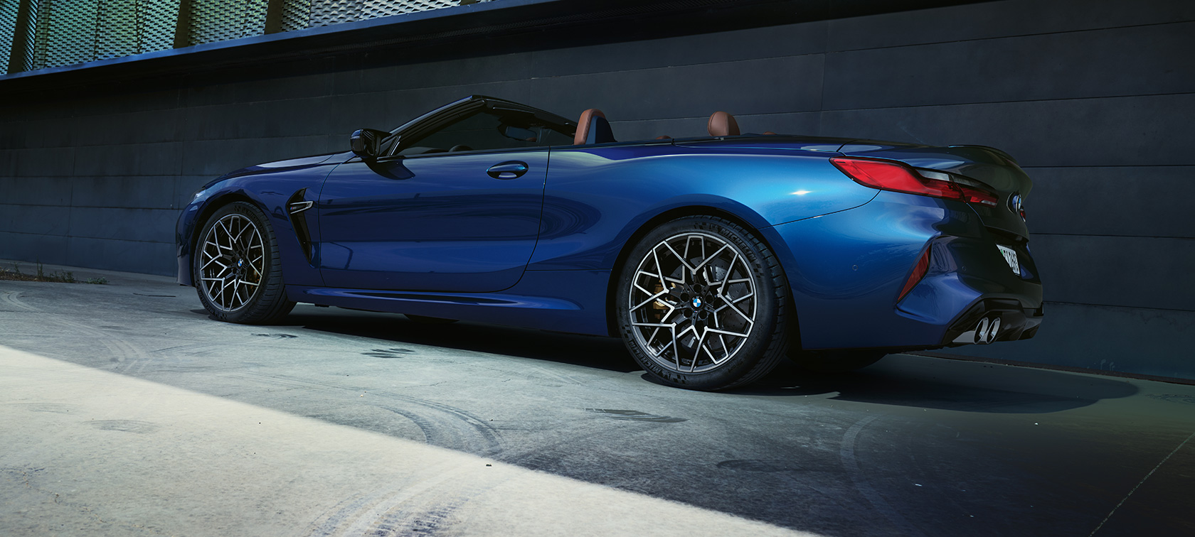 Rézsútos hátulnézet, BMW M8 Cabrio, F91 LCI, Facelift 2022 BMW M8 Cabrio, F91 LCI, Facelift 2022, BMW Individual Tanzanit kék metál, rézsútos hátulnézet
