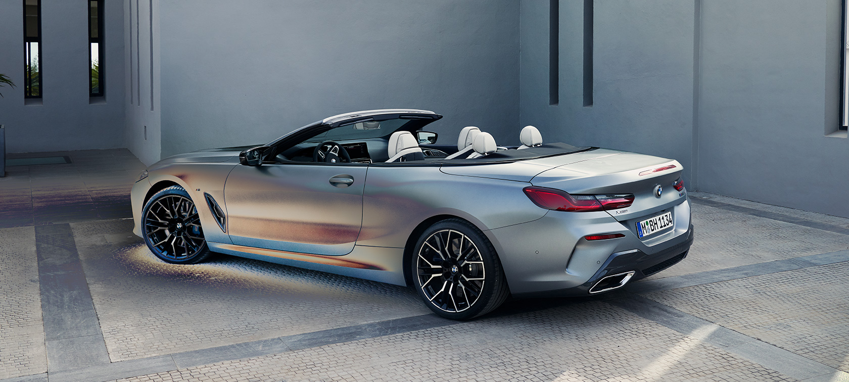 Rézsútos hátulnézet, BMW M850i xDrive Cabrio, G14 LCI, Facelift 2022 BMW M850i xDrive Cabrio, G14 LCI, Facelift 2022, egy álló, BMW Individual Frozen Pure szürke metálfényezésű autó rézsútos hátulnézetből