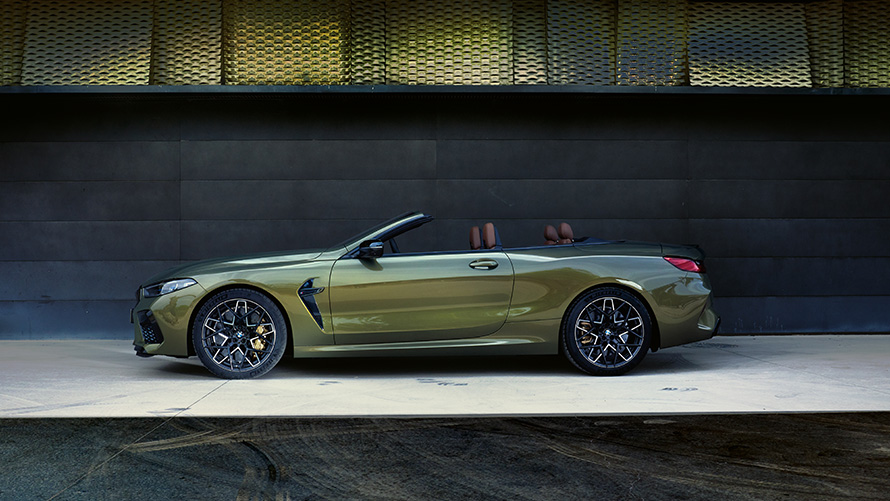 Műszaki adatok, BMW M8 Competition Cabrio, F91 LCI, Facelift 2022 BMW M8 Competition Cabrio, F91 LCI, Facelift 2022, BMW Individual Bronz metál, egy színpadon álló autó oldalnézetből, műszaki adatok