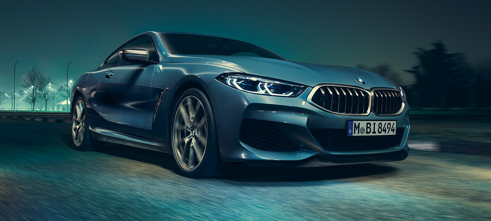 BMW M850i xDrive Coupé, háromnegyedes elölnézet. Egy Barcelona kék metálfényezésű BMW M850i xDrive Coupé háromnegyedes elölnézetből.