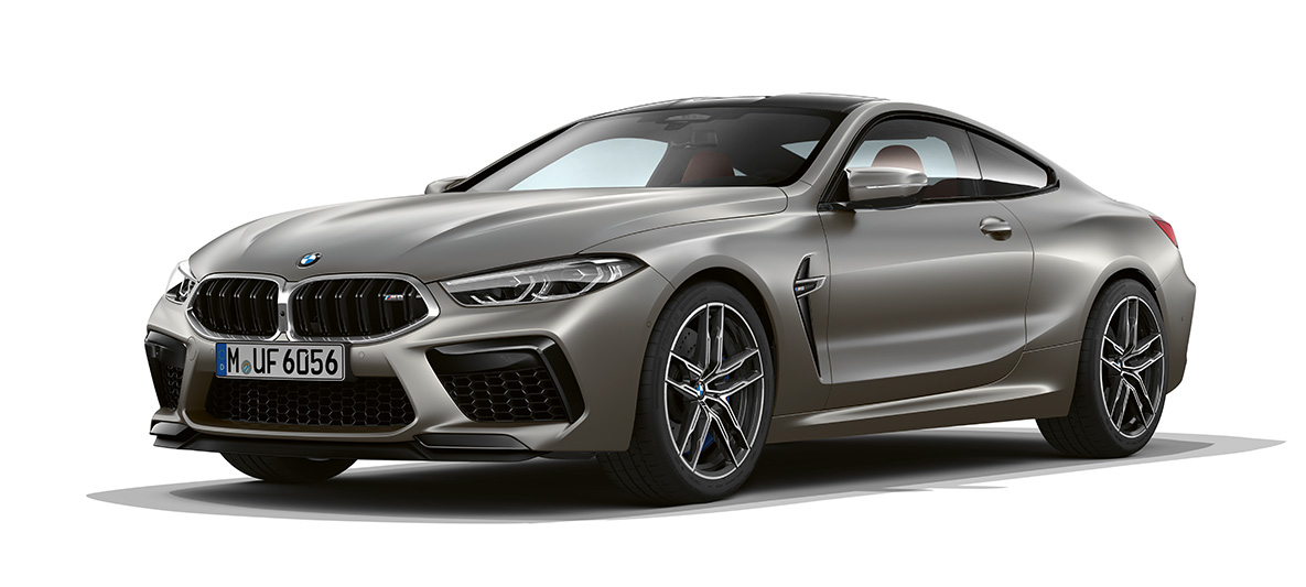 BMW M8 Coupé, háromnegyedes elölnézet. Egy Frozen sötét ezüst fényezésű BMW M8 Coupé rézsútos oldalnézetből.