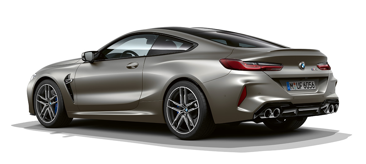 BMW M8 Coupé, háromnegyedes hátulnézet. Egy Frozen sötét ezüst fényezésű BMW M8 Coupé háromnegyedes hátulnézetből.