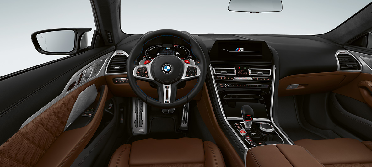 BMW M8 Coupé, műszerfal. BMW M8 Coupé, a műszerfal a vörös M1/M2 gombokkal ellátott M bőrkormánnyal.