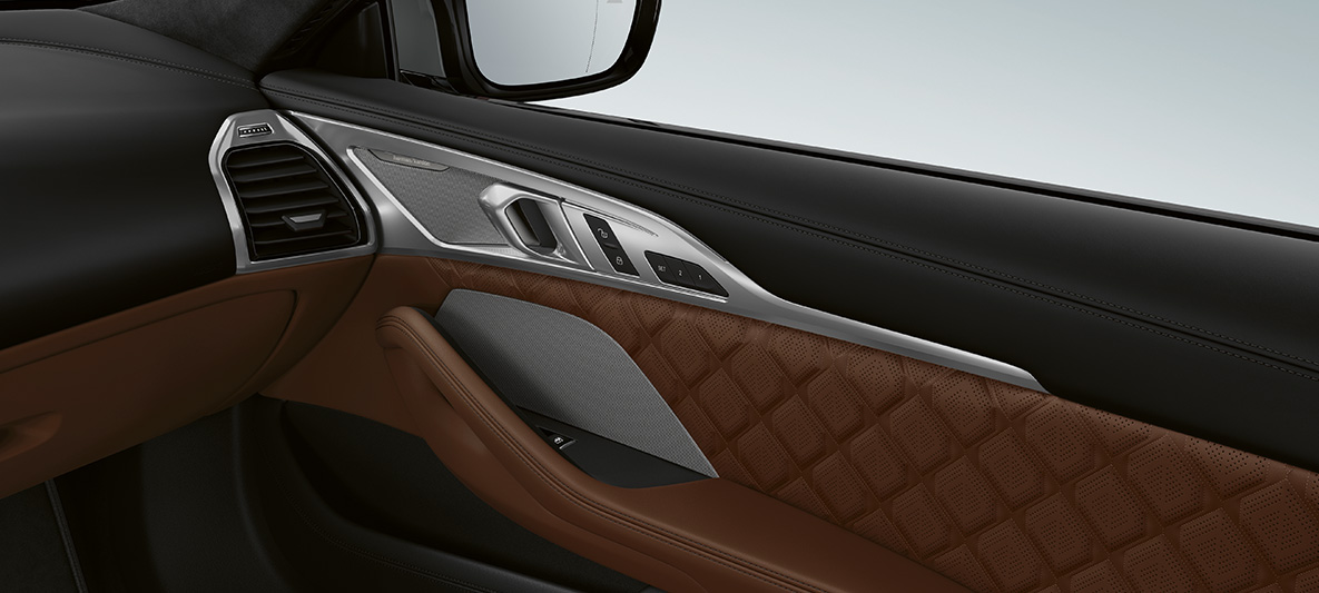 Bowers & Wilkins Diamond surround hangsugárzórendszer. BMW M8 Coupé, a belső tér a Bowers & Wilkins Diamond surround hangsugárzórendszerrel.