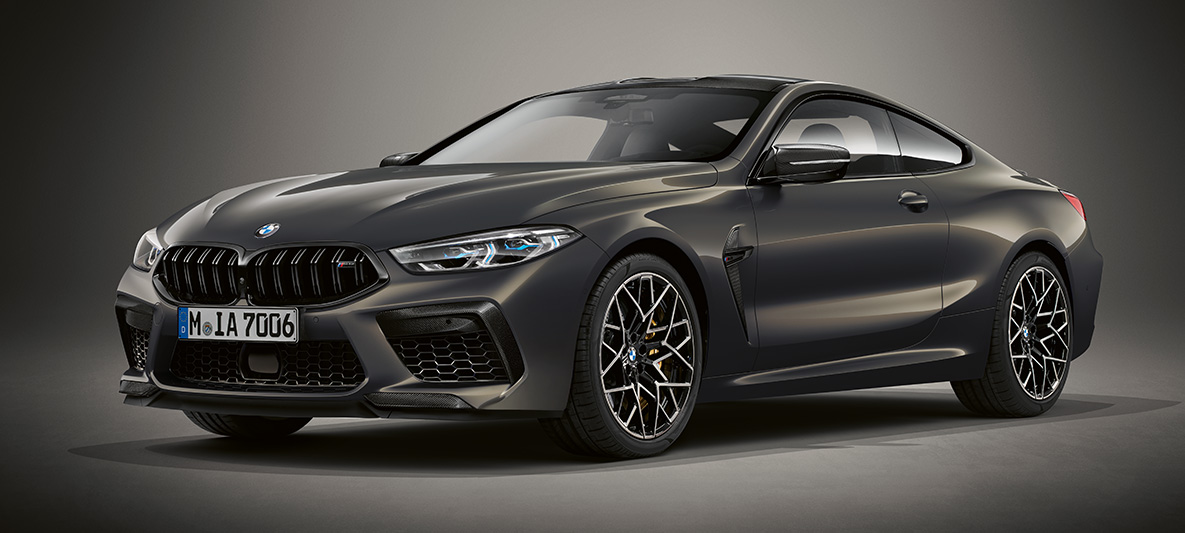 Egy BMW Individual M8 Coupé Dravit szürke metálfényezéssel. Egy BMW Individual Dravit szürke metálfényezésű BMW Individual M8 Coupé háromnegyedes elölnézetből.
