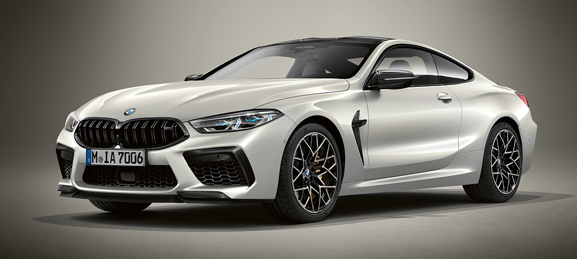 BMW Individual M8 Coupé BMW Individual Briliáns fehér metálfényezéssel. Egy BMW Individual Briliáns fehér metálfényezésű BMW Individual M8 Coupé háromnegyedes elölnézetből.