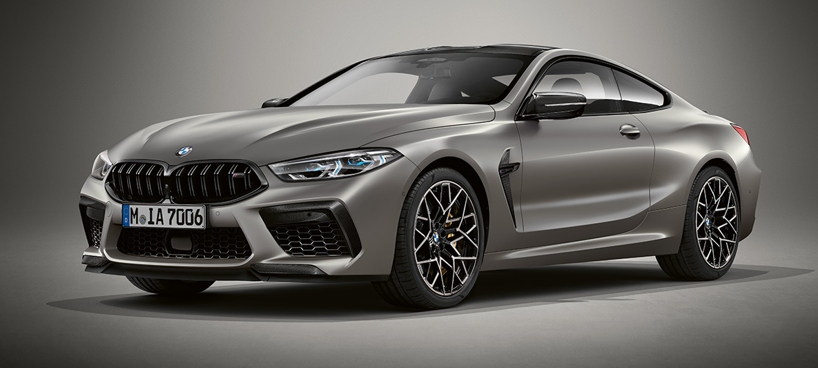 Egy BMW Individual Frozen sötét ezüst metálfényezésű BMW Individual M8 Coupé. Egy BMW Individual Frozen sötét ezüst metálfényezésű BMW Individual M8 Coupé háromnegyedes elölnézetből.