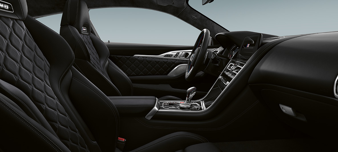 Merino | Fekete teljes bőrkárpit és BMW Individual Zongoralakk belső díszítőelemek. BMW M8 Competition Coupé, Merino | Fekete teljes bőrkárpit és BMW Individual Zongoralakk belső díszítőelemek.