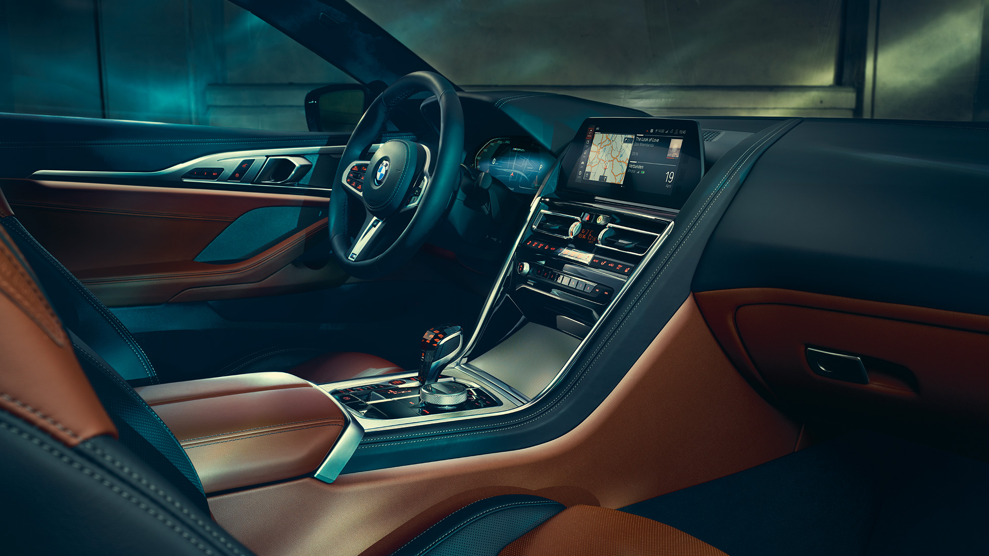 BMW M850i xDrive Coupé, műszerfal. BMW M850i xDrive Coupé, a műszerfal a BMW Live Cockpit Professional kijelzőhálózattal és az M bőr kormánykerékkel.