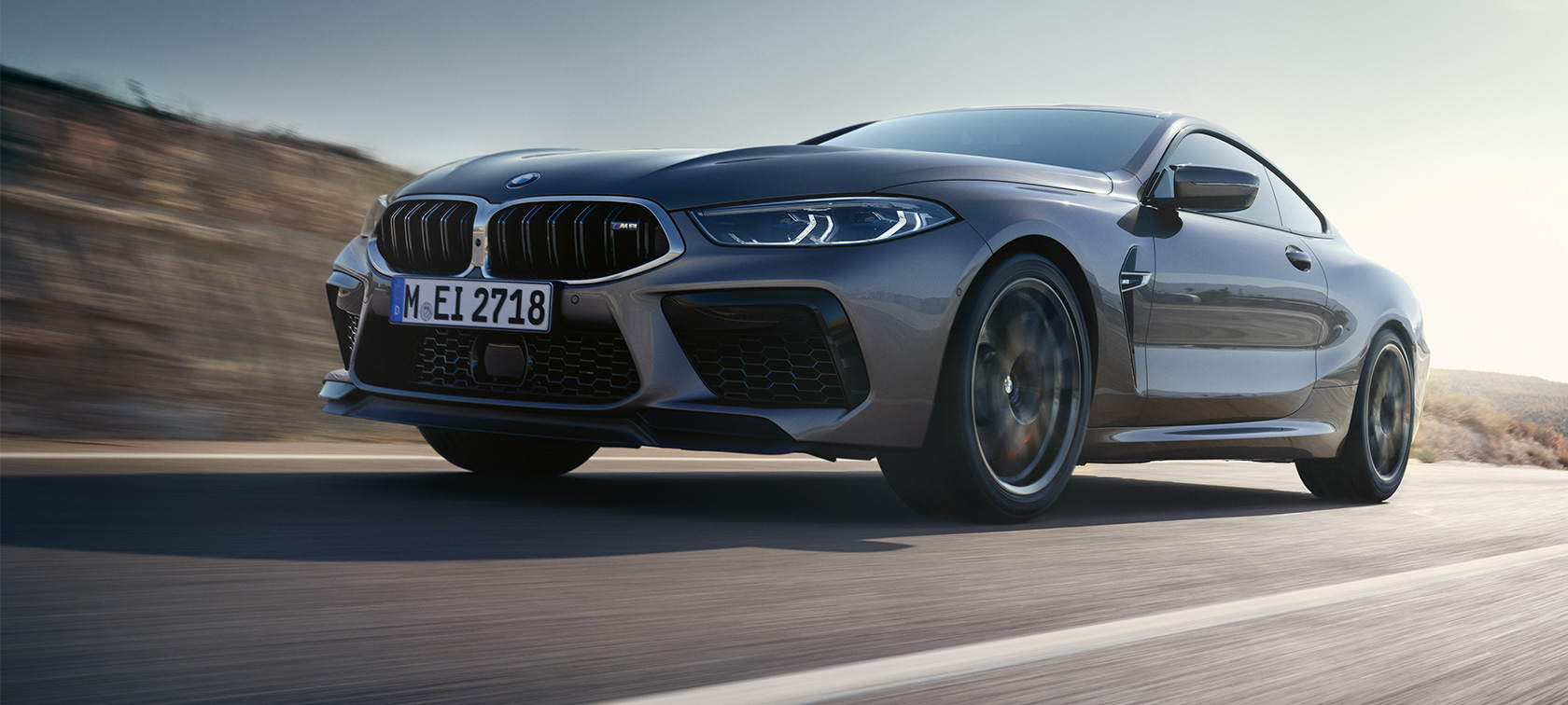 BMW M8 Coupé, F92 LCI, Facelift 2022, egy mozgó autó rézsútos oldalnézetből BMW M8 Coupé, F92 LCI, Facelift 2022, Skyscraper szürke metál, alulsó rézsútos oldalnézet
