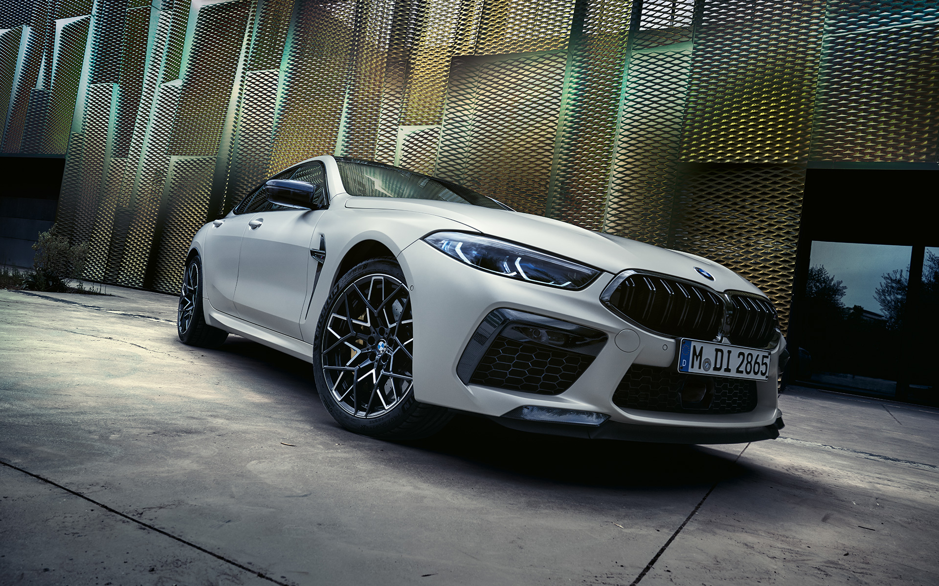 Rézsútos elölnézet, BMW M8 Competition Gran Coupé, F93 LCI, 2022 BMW M8 Competition Gran Coupé, F93 LCI, Facelift 2022, egy BMW Individual Frozen briliáns fehér metálfényezésű autó alulsó rézsútos elölnézetből