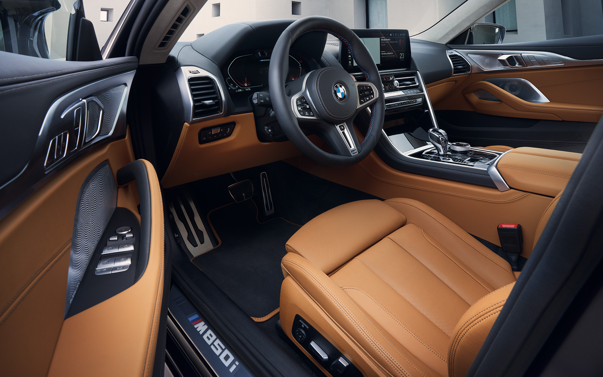 Belső tér, vezetőhely, BMW M850i xDrive Gran Coupé, G16 LCI, Facelift 2022 BMW M850i xDrive Gran Coupé, G16 LCI, Facelift 2022, belső tér, a vezetőhely nyitott ajtóval