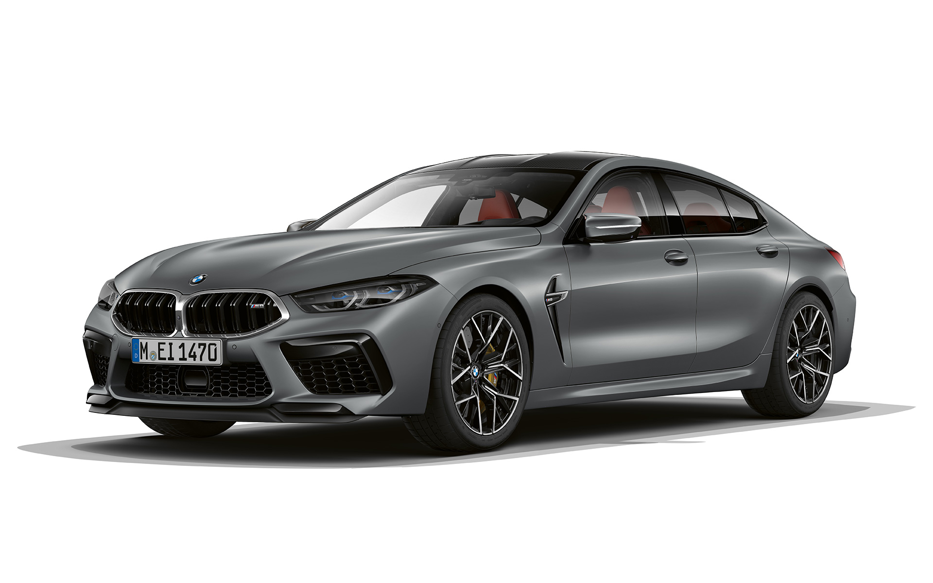 Rézsútos elölnézet, BMW M8 Gran Coupé, F93 LCI, Facelift 2022 BMW M8 Gran Coupé, F93 LCI, Facelift 2022, egy BMW Individual Frozen Pure szürke metálfényezésű autó rézsútos elölnézetből