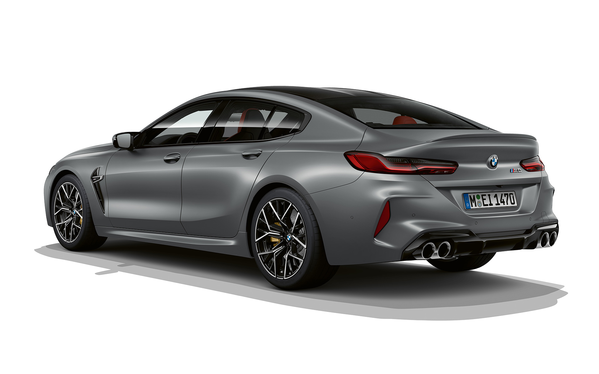 Rézsútos hátulnézet, BMW M8 Gran Coupé, F93 LCI, Facelift 2022 BMW M8 Gran Coupé, F93 LCI, Facelift 2022, BMW Individual Frozen Pure szürke metál, rézsútos hátulnézet