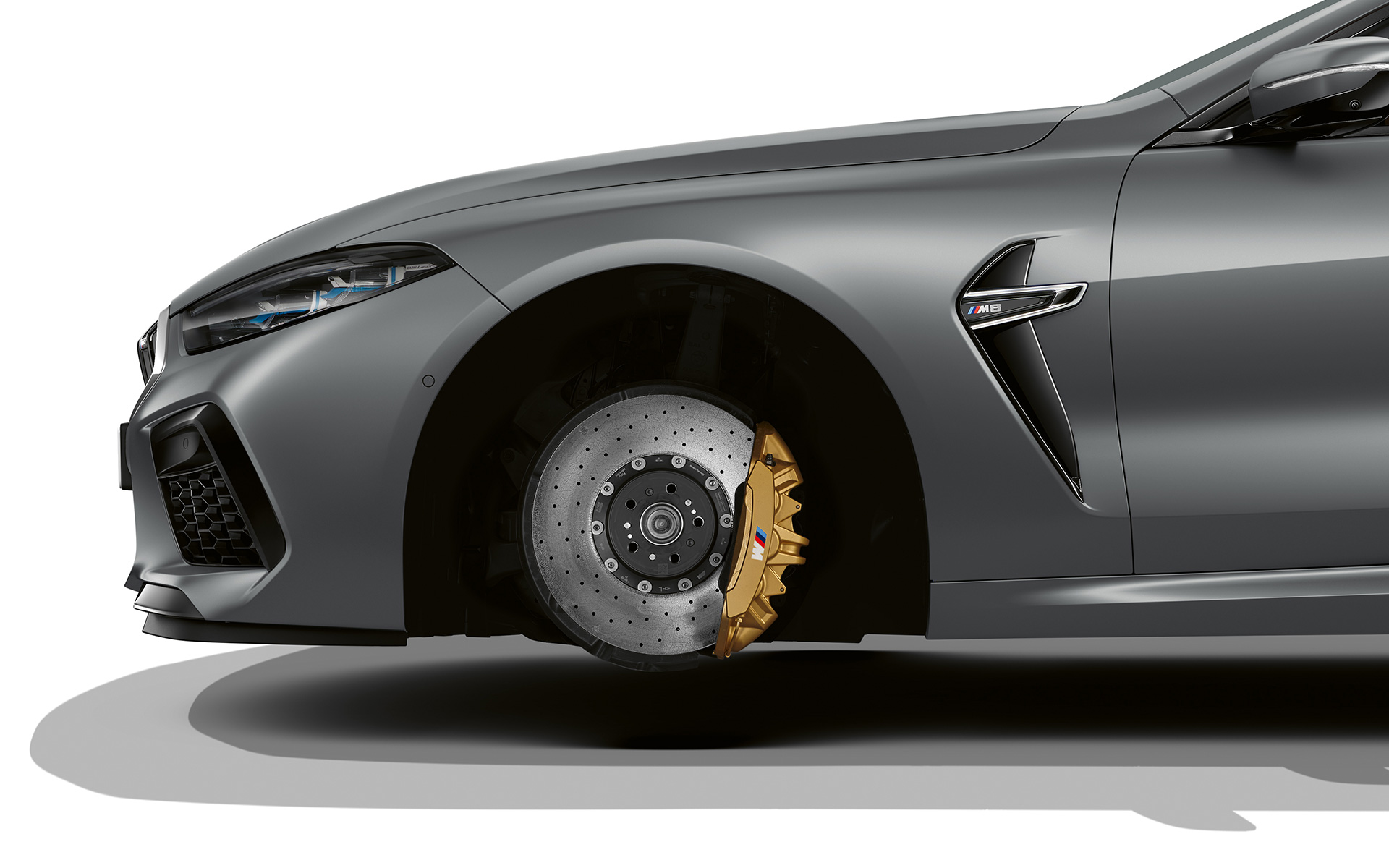 M Karbon kerámia fék, BMW M8 Gran Coupé, F93 LCI, Facelift 2022 BMW M8 Gran Coupé, F93 LCI, Facelift 2022, BMW Individual Frozen Pure szürke metál, az M Karbon kerámia fék a gumiabroncs nélkül
