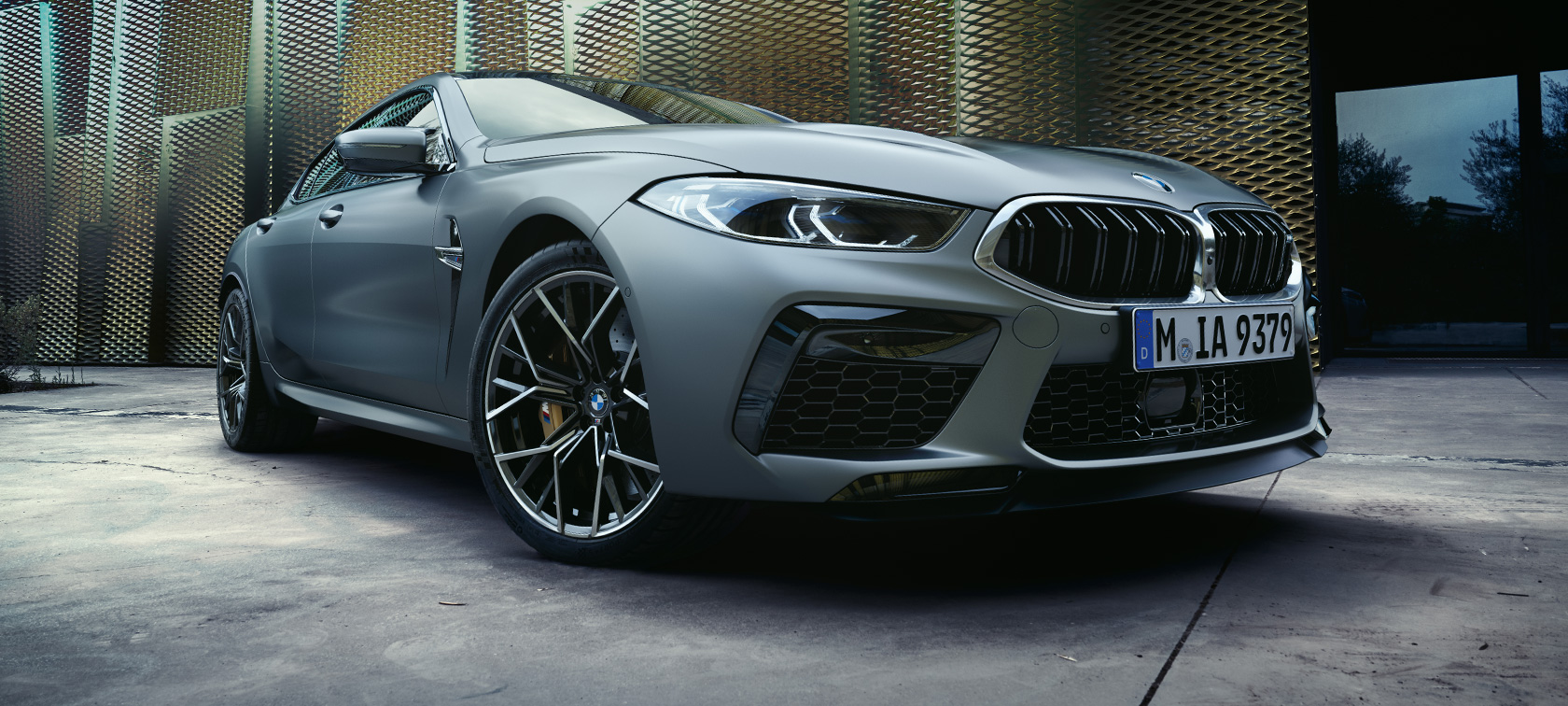 Rézsútos elölnézet, BMW M8 Gran Coupé, F93 LCI, Facelift 2022 BMW M8 Gran Coupé, F93 LCI, Facelift 2022, BMW Individual Frozen Pure szürke metál, alulsó rézsútos elölnézet