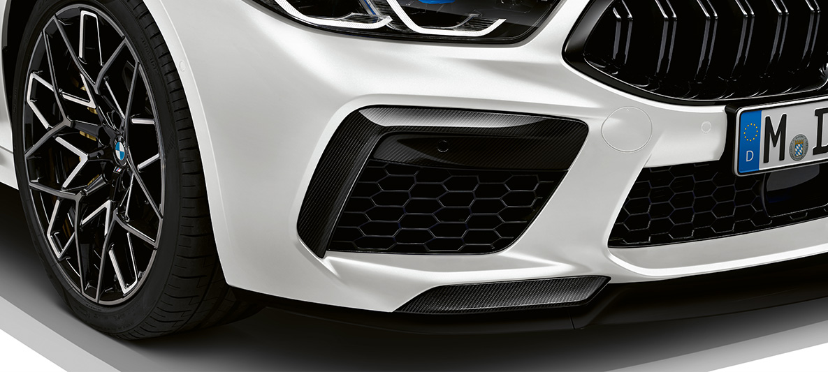 Karbon első splitter, M Karbon külső csomag, BMW M8 Competition Gran Coupé, F93 LCI, Facelift 2022 BMW M8 Competition Gran Coupé, F93 LCI, Facelift 2022, BMW Individual Frozen briliáns fehér metál, M Karbon külső csomag, a karbon első splitter közelről