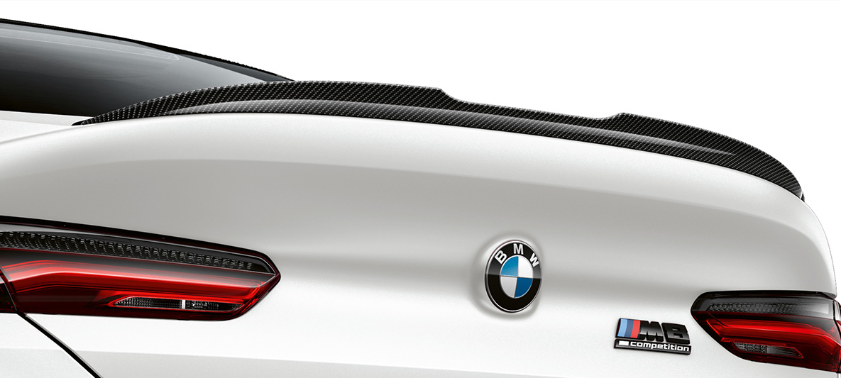 Karbon hátsó légterelő, M Karbon külső csomag, BMW M8 Competition Gran Coupé, F93 LCI, Facelift 2022 BMW M8 Competition Gran Coupé, F93 LCI, Facelift 2022, BMW Individual Frozen briliáns fehér metál, M Karbon külső csomag, a karbonból készült hátsó légterelő közelről