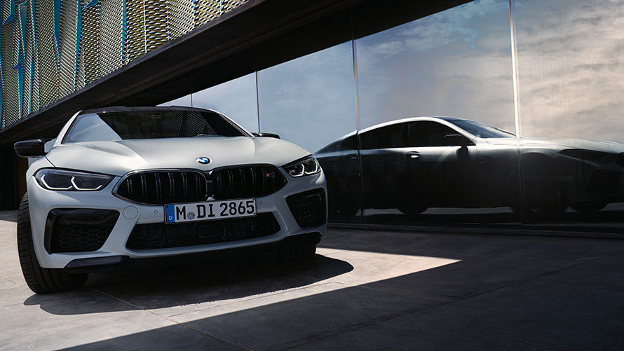 Műszaki adatok, BMW M8 Competition Gran Coupé, F93 LCI, Facelift 2022 BMW M8 Competition Gran Coupé, F93 LCI, Facelift 2022, BMW Individual Frozen Briliáns fehér metál, elölnézet, műszaki adatok