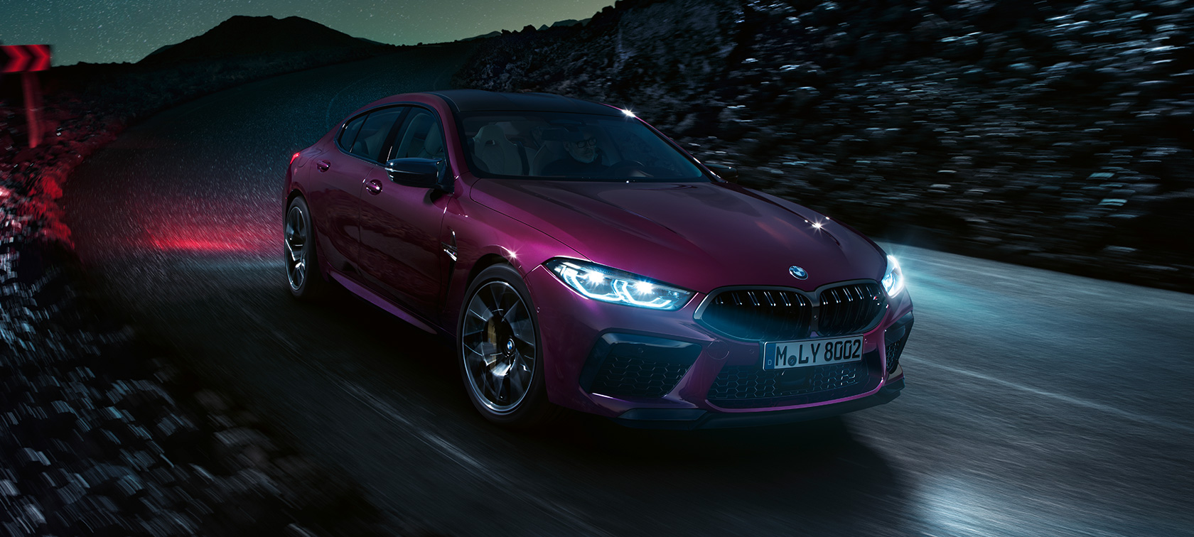 BMW M8 Competition Gran Coupé, rézsútos elölnézet BMW M8 Competition Gran Coupé, F93, 2020, BMW Individual Ametrin metálfényezés, a mozgó autó éjszaka, rézsútos elölnézetből