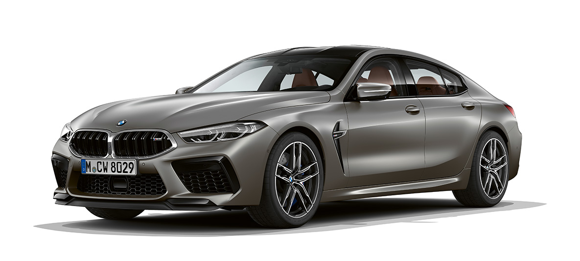 BMW M8 Gran Coupé, rézsútos oldalnézet BMW M8 Gran Coupé, F93, 2020, BMW Individual Frozen sötét ezüst fényezés, rézsútos oldalnézet