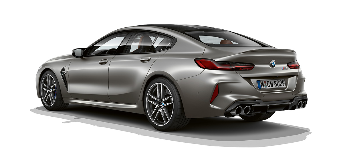 BMW M8 Gran Coupé, rézsútos hátulnézet BMW M8 Gran Coupé, F93, 2020, BMW Individual Frozen sötét ezüst fényezés, rézsútos hátulnézet