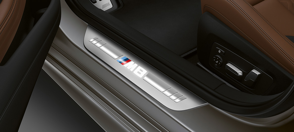 Ajtóküszöb-borítások, BMW M8 Gran Coupé Ajtóküszöb-borítások M8 logóval, BMW M8 Gran Coupé, F93, 2020, belső tér