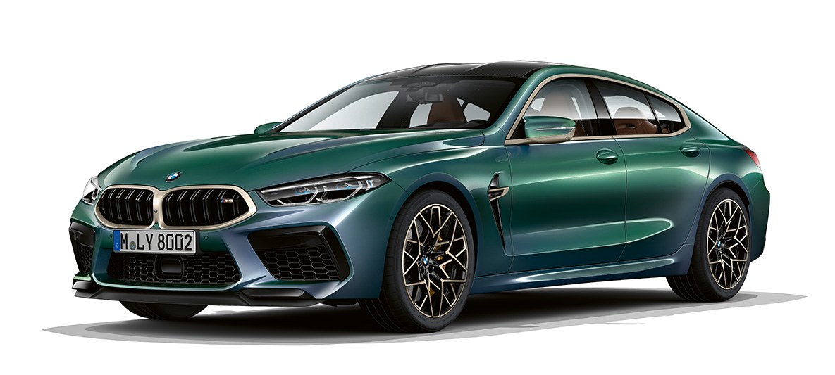 BMW M8 Gran Coupé First Edition, rézsútos elölnézet BMW M8 Gran Coupé First Edition, F93, 2020, BMW Individual Aurora Diamond zöld metálfényezés, rézsútos elölnézet