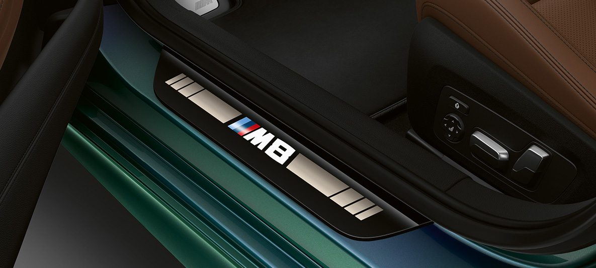 Ajtóküszöb-borítások, M8 Gran Coupé First Edition „M8” felirattal ellátott ajtóküszöb-borítások, BMW M8 Gran Coupé First Edition, F93, 2020, BMW Individual Aurora Diamond zöld metálfényezés, belső tér