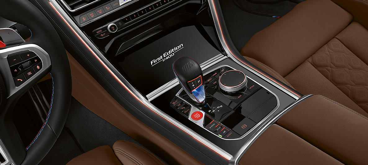 „First Edition” felirat, BMW M8 Gran Coupé First Edition „First Edition” felirat, BMW M8 Gran Coupé First Edition, F93, 2020, BMW Individual Aurora Diamond zöld metálfényezés, belső tér