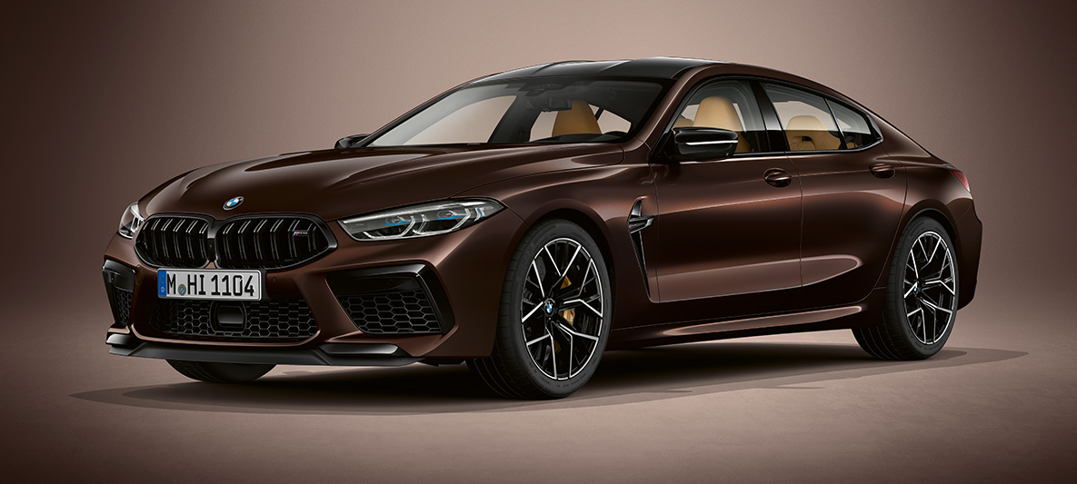 BMW M8 Competition Gran Coupé, BMW Individual Almandin barna metálfényezés BMW M8 Competition Gran Coupé, rézsútos elölnézet, F93, 2020, BMW Individual Almandin barna metálfényezés, rézsútos elölnézet