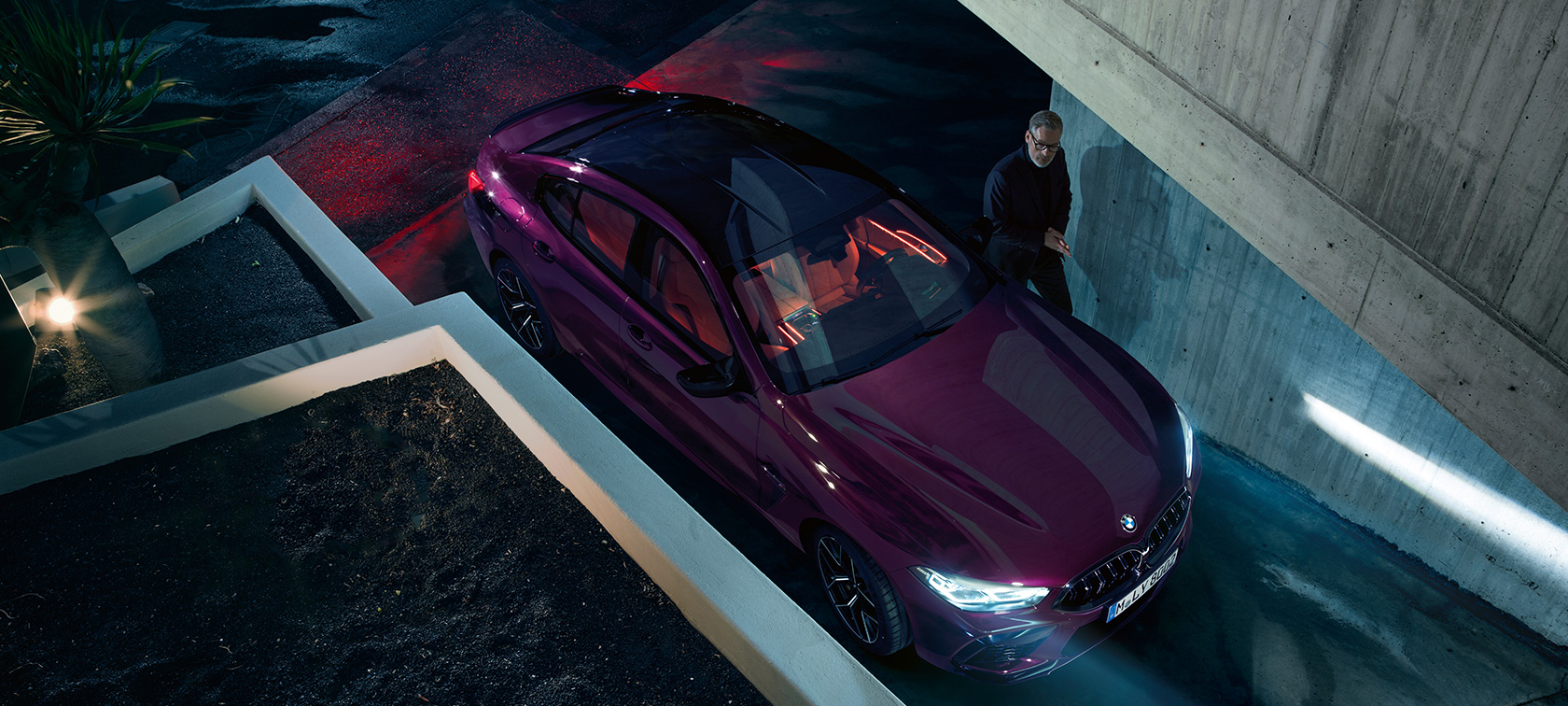 BMW M8 Competition Gran Coupé, felülnézet BMW M8 Competition Gran Coupé, F93, 2020, BMW Individual Ametrin metálfényezés, álló autó egy épület előtt, felülnézetből