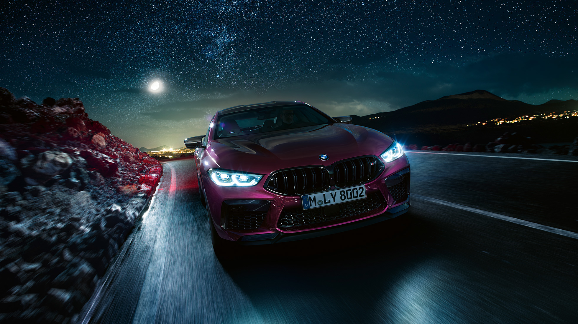 BMW M8 Competition Gran Coupé, elölnézet, mozgás közben BMW M8 Competition Gran Coupé, F93, 2020, BMW Individual Ametrin metálfényezés, elölnézet, mozgás közben