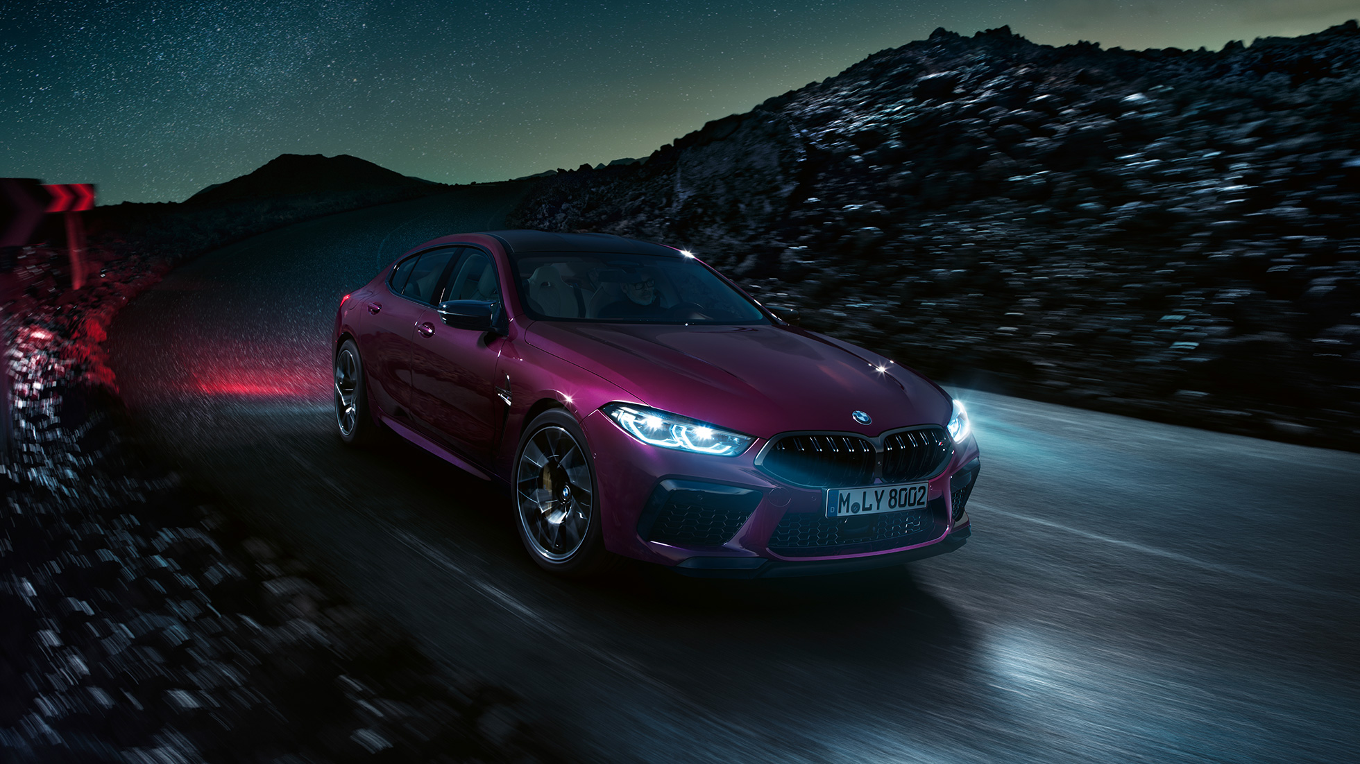 BMW M8 Competition Gran Coupé, rézsútos elölnézet BMW M8 Competition Gran Coupé, F93, 2020, BMW Individual Ametrin metálfényezés, rézsútos elölnézet
